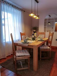 einen hölzernen Esstisch mit Stühlen und ein Esszimmer in der Unterkunft Kirkinner Cottage in Kirkinner