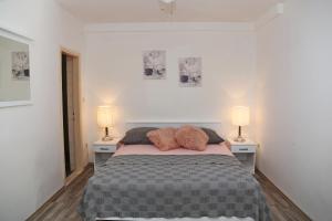 Ліжко або ліжка в номері Seaside apartments with a swimming pool Tri Zala, Korcula - 558