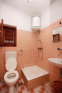Ett badrum på Rooms with a parking space Podaca, Makarska - 517
