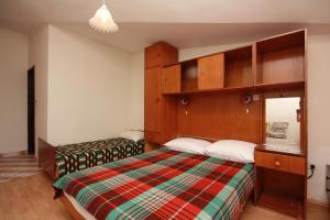 1 Schlafzimmer mit 2 Betten und Holzschränken in der Unterkunft Rooms with a parking space Podaca, Makarska - 517 in Podaca