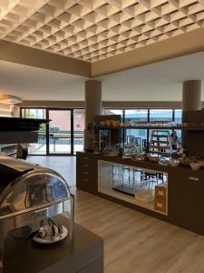 a kitchen with aasteryasteryasteryasteryasteryasteryasteryasteryasteryasteryasteryastery at Alevic Hotel Sirmione in Sirmione