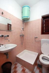 uma casa de banho com uma banheira, um WC e um lavatório. em Rooms with a parking space Podaca, Makarska - 517 em Podaca