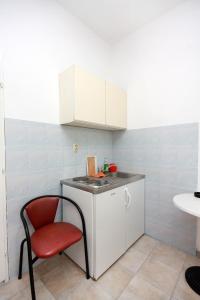 Ett kök eller pentry på Rooms with a parking space Podaca, Makarska - 517