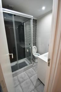 un baño con ducha y WC en Rock’s Beach Spot Front, en Costa da Caparica
