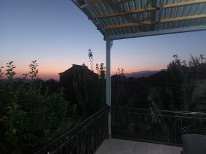 einen Blick auf den Sonnenuntergang vom Balkon eines Hauses in der Unterkunft SUNRISE Guest House in İsmayıllı
