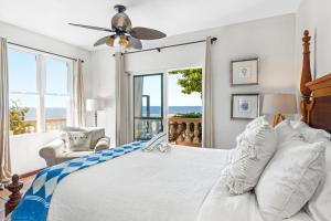 a bedroom with a bed with a view of the ocean at Tres Sirenas Beach Inn in Rincon
