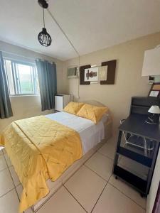 1 dormitorio con 1 cama grande y 1 mesa en Pousada Riosmar, en Balneário Camboriú