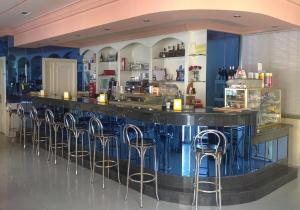 eine Bar in einem Restaurant mit Hockern in der Unterkunft Hostal Centro Ejido in El Ejido