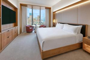 une chambre d'hôtel avec un lit et une télévision dans l'établissement Pendry Manhattan West, à New York