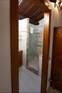 ヴィテルボにあるB&B La Lanternaのバスルーム(シャワー、ガラスドア付)