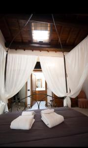 ヴィテルボにあるB&B La Lanternaのベッドルーム1室(白い枕2つ付きのベッド1台付)