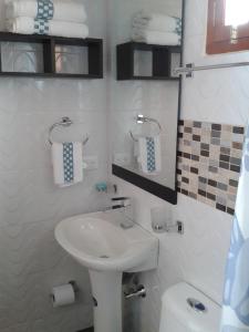 A bathroom at Apartaestudios La Candelaria