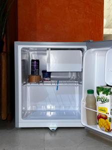 einen offenen Kühlschrank mit Speisen und Getränken in der Unterkunft keur manga2 in Somone