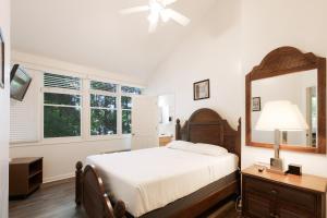 1 dormitorio con 1 cama y ventilador de techo en Halesford Harbour Resort - Smith Mountain Lake en Moneta
