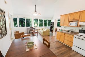 cocina y sala de estar con mesa y sofá en Halesford Harbour Resort - Smith Mountain Lake en Moneta