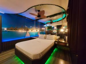 um quarto com uma cama, uma ventoinha de tecto e uma piscina em Lina Motel Tatuapé em São Paulo
