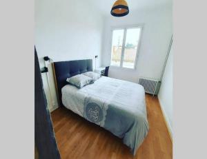 une chambre avec un lit et une fenêtre dans l'établissement Séjour Perpignan à 20 minutes de l'Espagne avec petit-déjeuner à la demande à Les Lumineuses du Palais des Rois de Majorque, à Perpignan 11 autres photos