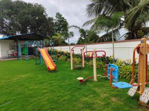 un grupo de equipos de juegos en un patio en Fulgulab Lawns and Home Stay, en Junnar