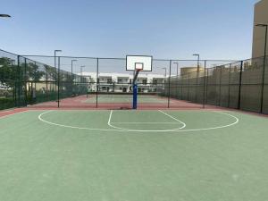 Tenis a/nebo squash v ubytování Chic Villa with Pvt Backyard & All You Can Imagine nebo okolí