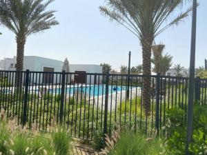 Výhled na bazén z ubytování Chic Villa with Pvt Backyard & All You Can Imagine nebo okolí