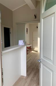 uma porta aberta para um quarto com uma mesa em il Giglio B&B em Asola