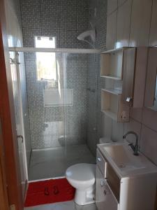 un bagno con doccia, WC e lavandino di S1 - Residencial Soulmar Balneário Gaivota - SC - Village Dunas Norte - 1,5 quadra do mar a Balneário Gaivotas Altre 22 foto