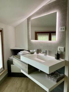 ein Bad mit einem Waschbecken und einem Spiegel in der Unterkunft il Giglio B&B in Asola