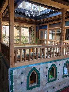 フェズにあるミュージアム ハウス ダル ミリアニのバルコニー付きの家のモデル