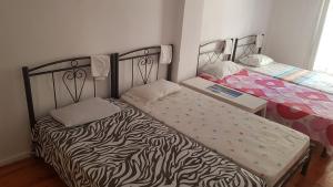 2 Betten nebeneinander in einem Zimmer in der Unterkunft SIXORIZON NEW PRIVATE APARTMENT IN THESSALONIKI IPPOKRATEIO gr in Thessaloniki