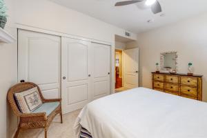 Ένα ή περισσότερα κρεβάτια σε δωμάτιο στο Ocean Pointe Lagoon 107 Dog's ok, ocean-view condo w/WiFi, patio, 2 pools, spa, shared grill area +11 φωτογραφίες