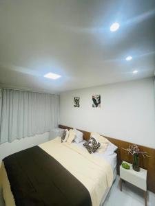 Un pat sau paturi într-o cameră la Suíte Verano Stay Barra