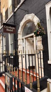 ein Gebäude mit einem Fenster mit einem Blumentopf darauf in der Unterkunft Gresham Hotel Bloomsbury in London