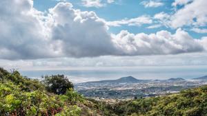 uitzicht op een stad vanaf een berg bij Tizziri rural in Santa Cruz de Tenerife