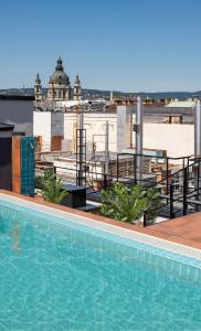 une piscine sur le toit d'un bâtiment dans l'établissement The Magazine Rooms, à Budapest