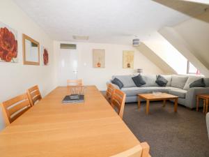 uma sala de estar com uma mesa e um sofá em Flat 35 - Marine Court em Littlehampton
