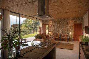 Uma área de estar em Embaúba Boutique Hotel