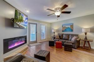 ein Wohnzimmer mit einer Couch und einem Deckenventilator in der Unterkunft WFC II Lake Access - Family or Romance - Location! in Wisconsin Dells