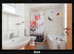La salle de bains est pourvue d'un lavabo, de toilettes et d'une baignoire. dans l'établissement Es gibt nichts zu tun - Ostsee Nähe Usedom, à Spantekow