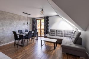 salon z kanapą, stołem i krzesłami w obiekcie MAX-OIL w mieście Karpacz