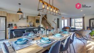 a dining room and kitchen with a table and chairs at La Marie-Clémentine de Portneuf / Private hot tub, Pool & Billard in Pont-Rouge