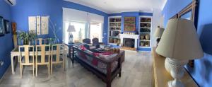 Sala de estar azul con sofá y mesa en Villa Playa Mojacar en Mojácar