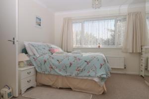 um quarto com uma cama e uma janela em Bella vista em Chichester