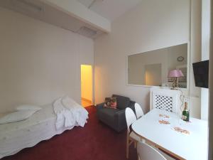 1 dormitorio con cama, sofá y mesa en Center of Helsinki, en Helsinki