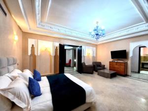 um quarto com uma cama grande e uma sala de estar em SABOR VILLA TARGA GARDEN -Only Family em Marraquexe