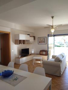 een woonkamer met een bank en een tafel bij Brezza Marina Apartment in Trapani