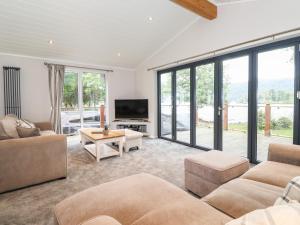 TV a/nebo společenská místnost v ubytování Loubi's Lakeside Lodge