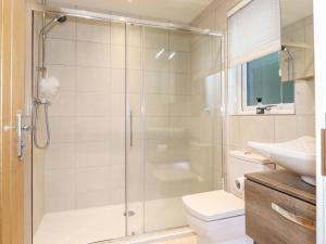 Koupelna v ubytování Loubi's Lakeside Lodge + 32 fotografií