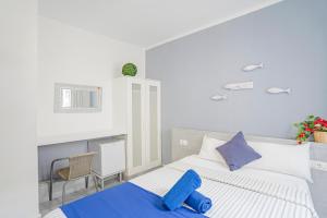Łóżko lub łóżka w pokoju w obiekcie Hostel Neon Tenerife