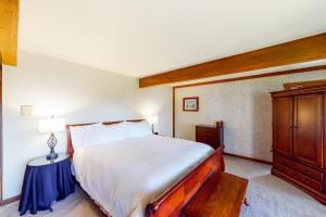 A bed or beds in a room at Tahoe Enchantment