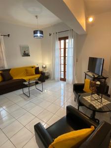 Televízia a/alebo spoločenská miestnosť v ubytovaní Loft in the Heart Of City Center